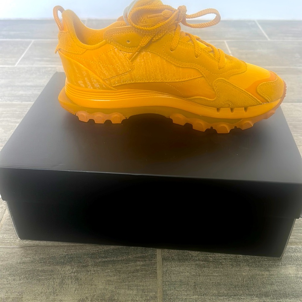 9.5 cardi B Reebok’s